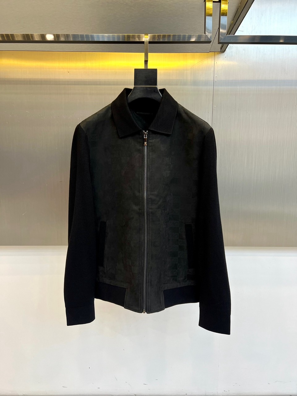 Zegna杰尼亚、2025秋冬男士夹克，以经典与现代的碰撞诠释意式型格。款式采用标志性翻领设计，利落有型