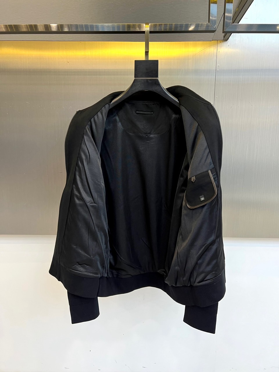 Zegna杰尼亚、2025秋冬男士夹克，以经典与现代的碰撞诠释意式型格。款式采用标志性翻领设计，利落有型