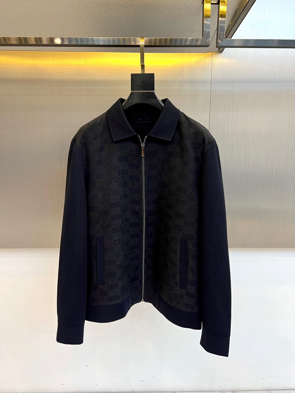 Zegna杰尼亚、2025秋冬男士夹克，以经典与现代的碰撞诠释意式型格。款式采用标志性翻领设计，利落有型