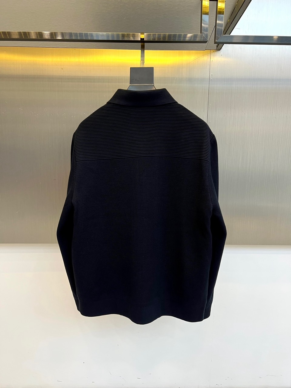 Zegna杰尼亚、2025秋冬男士夹克，以经典与现代的碰撞诠释意式型格。款式采用标志性翻领设计，利落有型