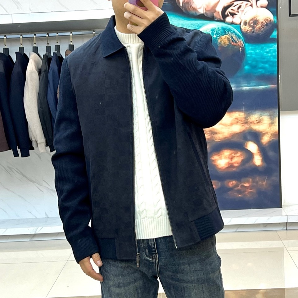 Zegna杰尼亚、2025秋冬男士夹克，以经典与现代的碰撞诠释意式型格。款式采用标志性翻领设计，利落有型