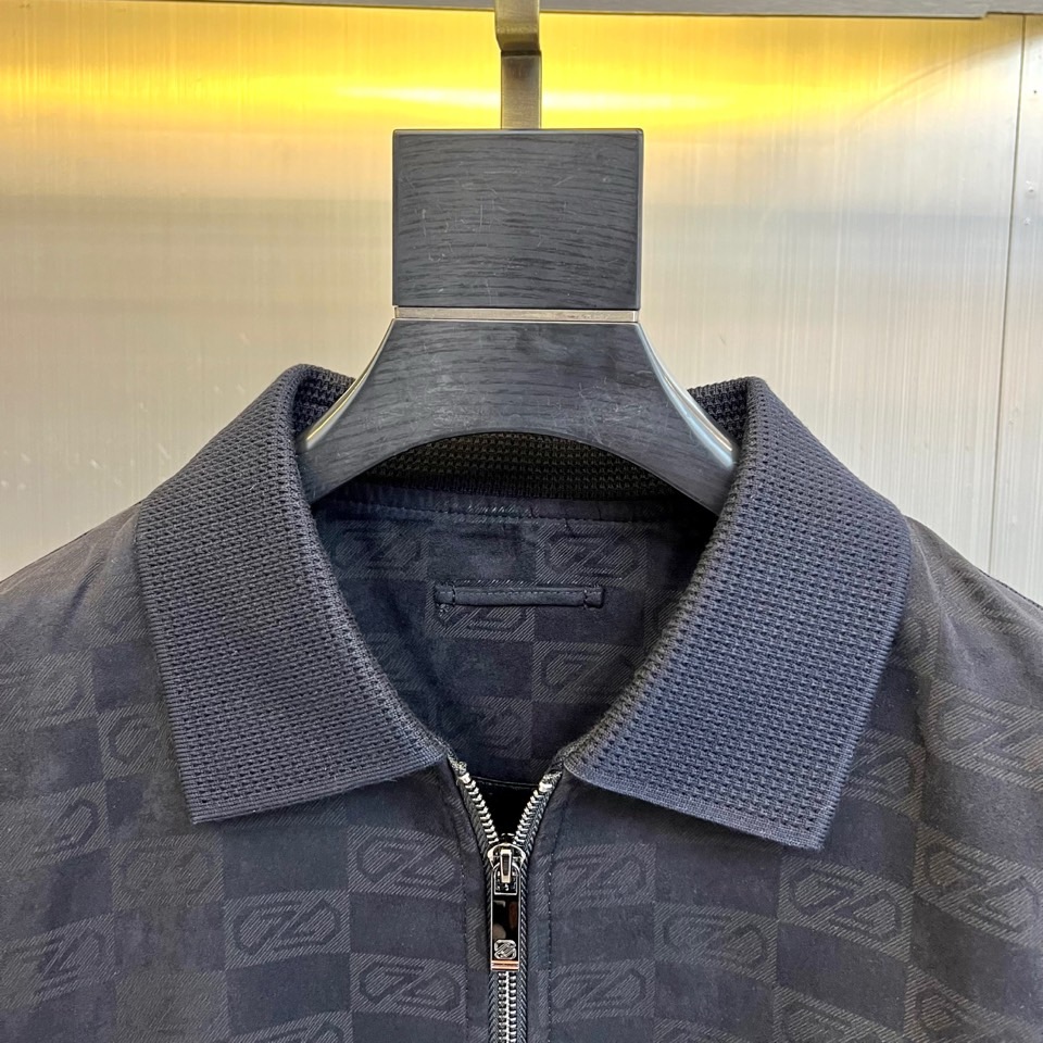 Zegna杰尼亚、2025秋冬男士夹克，以经典与现代的碰撞诠释意式型格。款式采用标志性翻领设计，利落有型