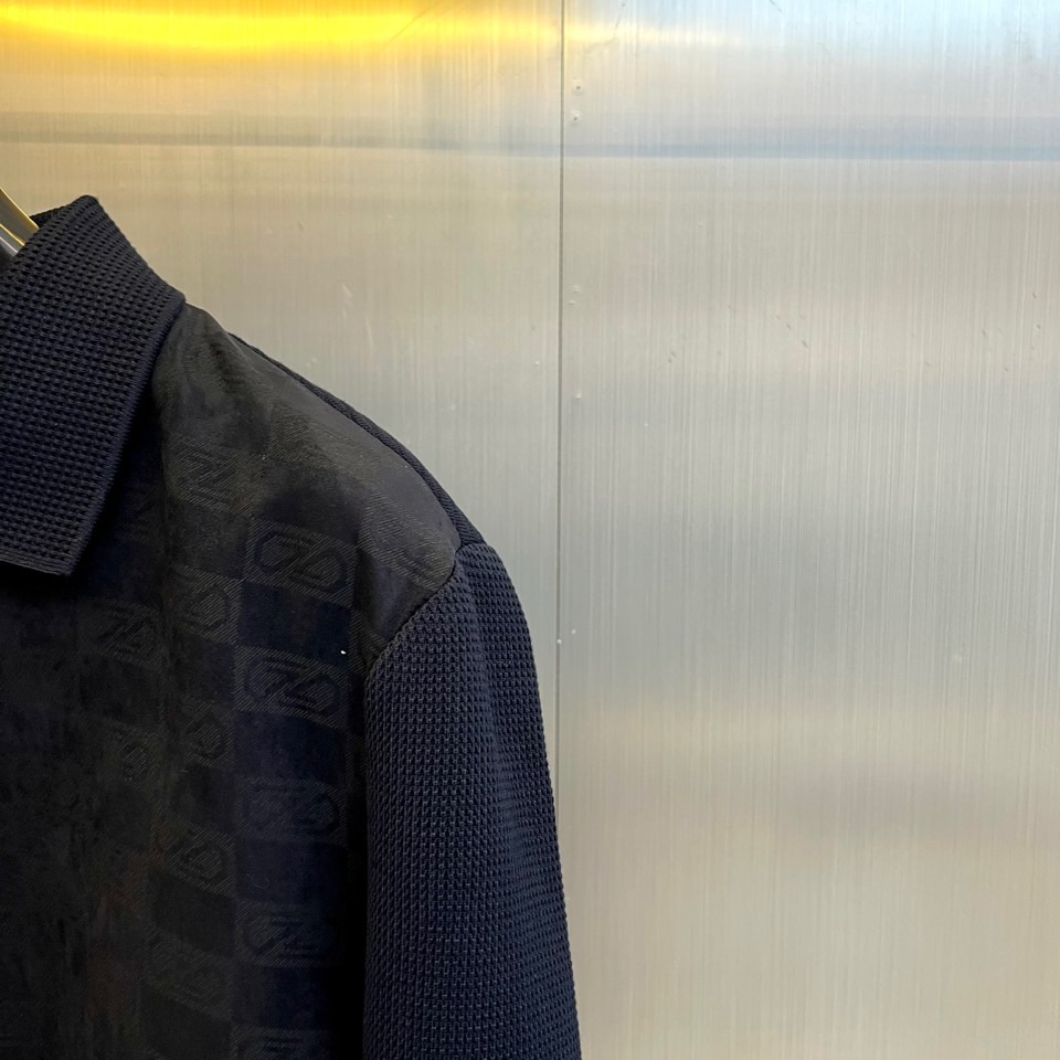 Zegna杰尼亚、2025秋冬男士夹克，以经典与现代的碰撞诠释意式型格。款式采用标志性翻领设计，利落有型