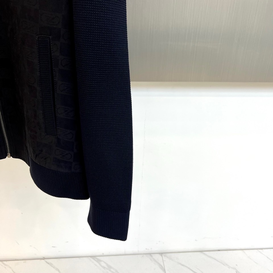 Zegna杰尼亚、2025秋冬男士夹克，以经典与现代的碰撞诠释意式型格。款式采用标志性翻领设计，利落有型