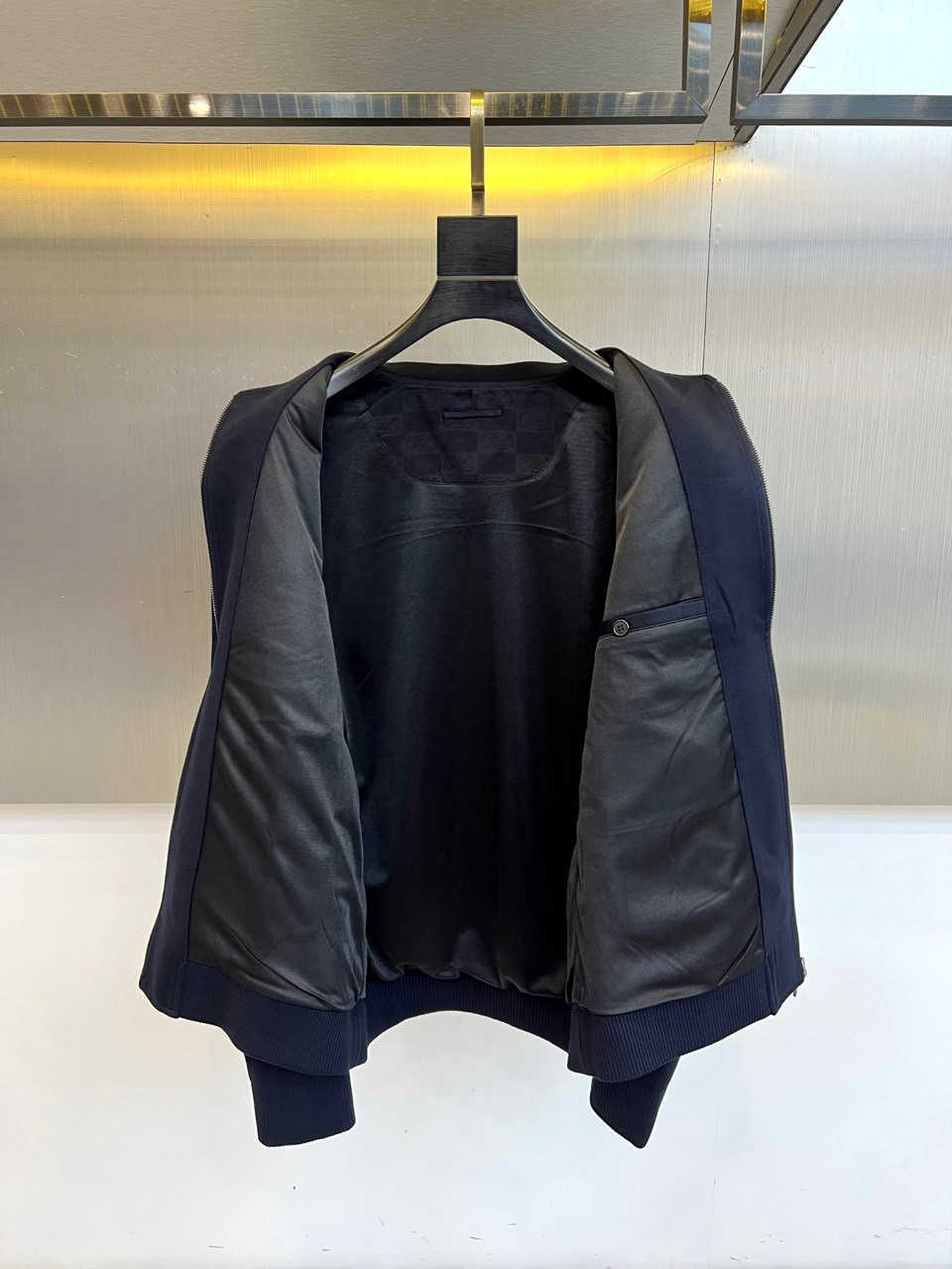 Zegna杰尼亚、2025秋冬男士夹克，以经典与现代的碰撞诠释意式型格。款式采用标志性翻领设计，利落有型