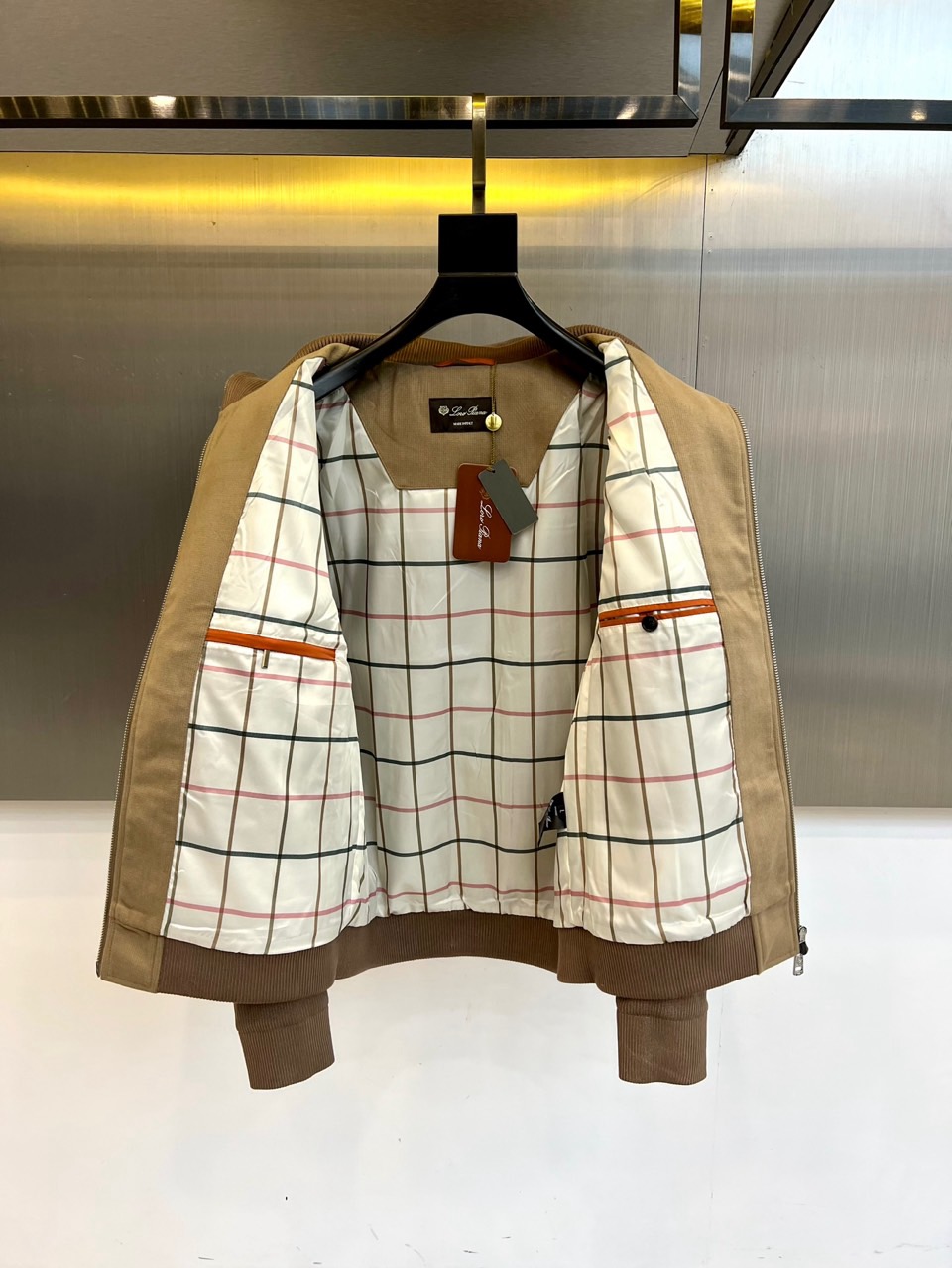 Loro Piana诺悠翩雅、2025秋冬男士夹克，以经典驼棕双色演绎低调的意式奢华。款式采用简约利落的