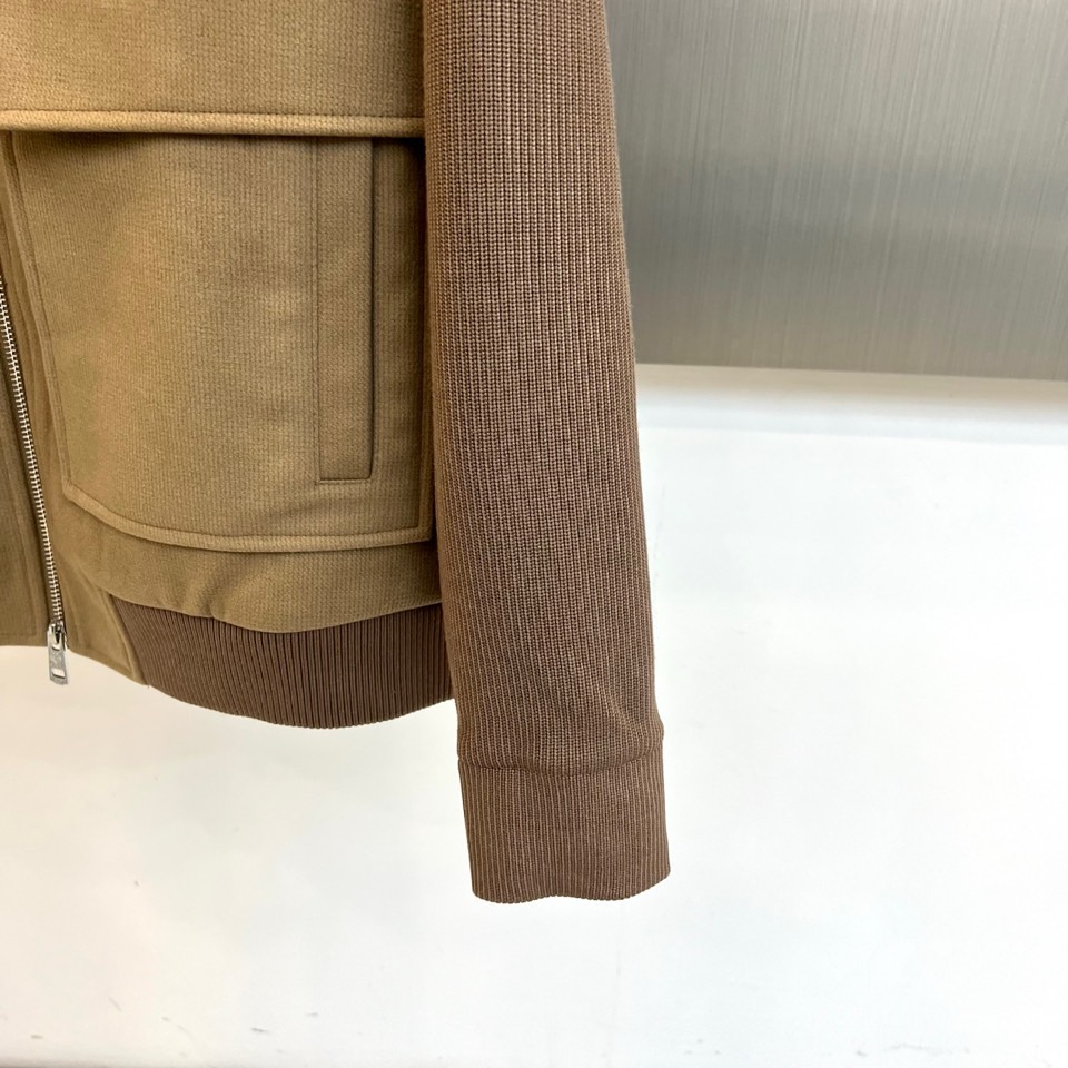 Loro Piana诺悠翩雅、2025秋冬男士夹克，以经典驼棕双色演绎低调的意式奢华。款式采用简约利落的