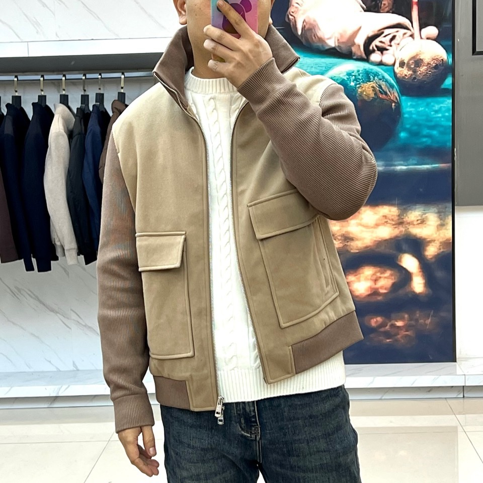 Loro Piana诺悠翩雅、2025秋冬男士夹克，以经典驼棕双色演绎低调的意式奢华。款式采用简约利落的