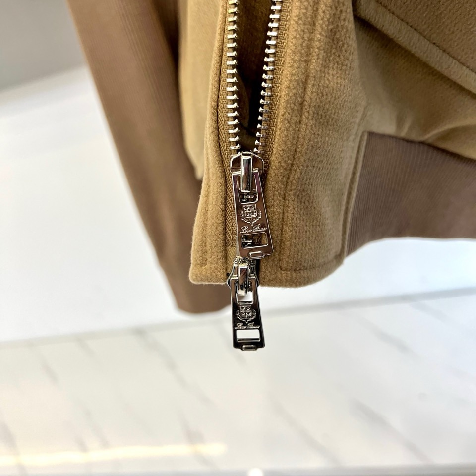 Loro Piana诺悠翩雅、2025秋冬男士夹克，以经典驼棕双色演绎低调的意式奢华。款式采用简约利落的