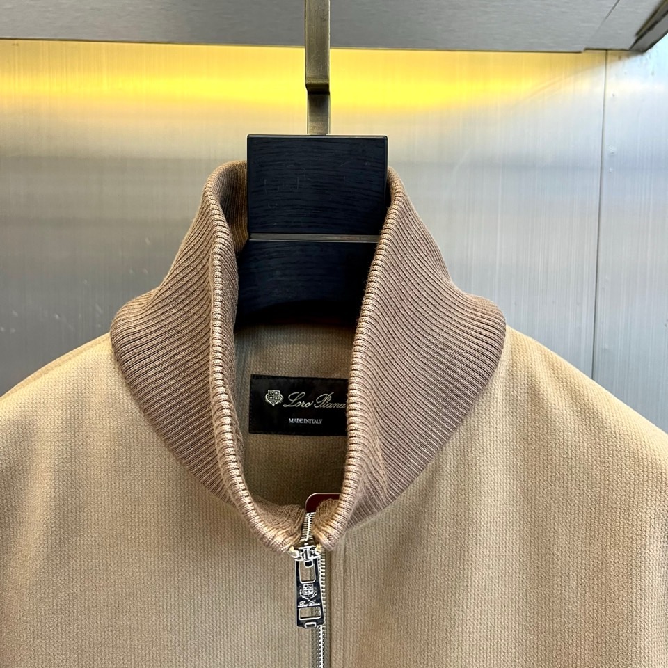 Loro Piana诺悠翩雅、2025秋冬男士夹克，以经典驼棕双色演绎低调的意式奢华。款式采用简约利落的