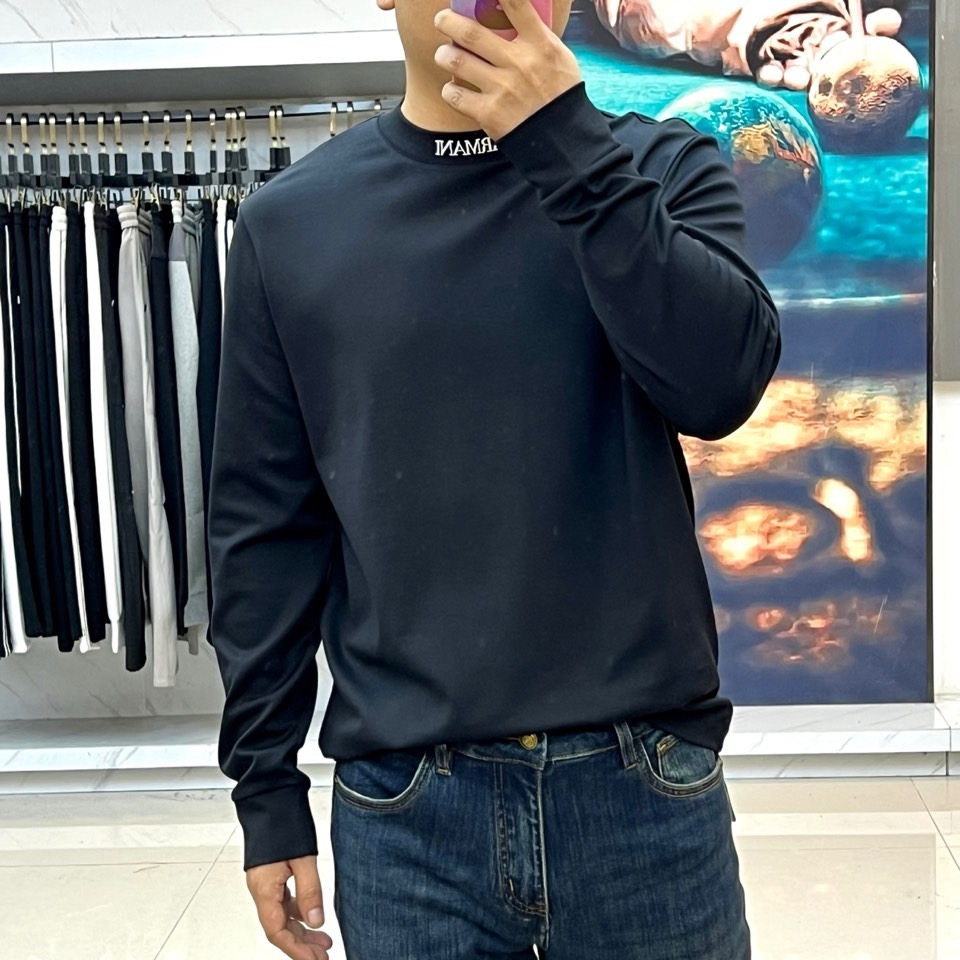 Arm阿玛尼、2025秋冬新品男士莫代尔长袖T恤，以经典黑白纯色演绎永恒简约的意式优雅。这款T恤采用47