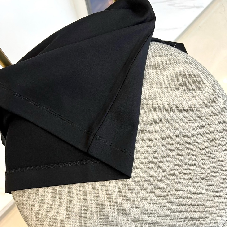 Arm阿玛尼、2025秋冬新品男士莫代尔长袖T恤，以经典黑白纯色演绎永恒简约的意式优雅。这款T恤采用47