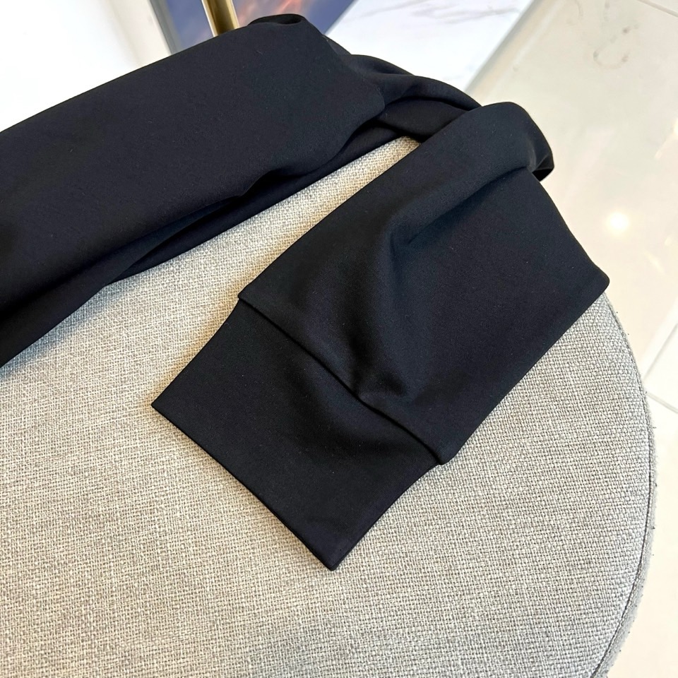 Arm阿玛尼、2025秋冬新品男士莫代尔长袖T恤，以经典黑白纯色演绎永恒简约的意式优雅。这款T恤采用47