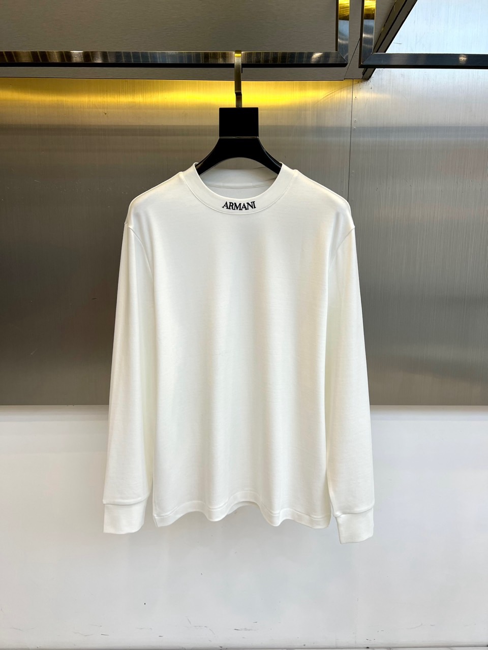 Arm阿玛尼、2025秋冬新品男士莫代尔长袖T恤，以经典黑白纯色演绎永恒简约的意式优雅。这款T恤采用47