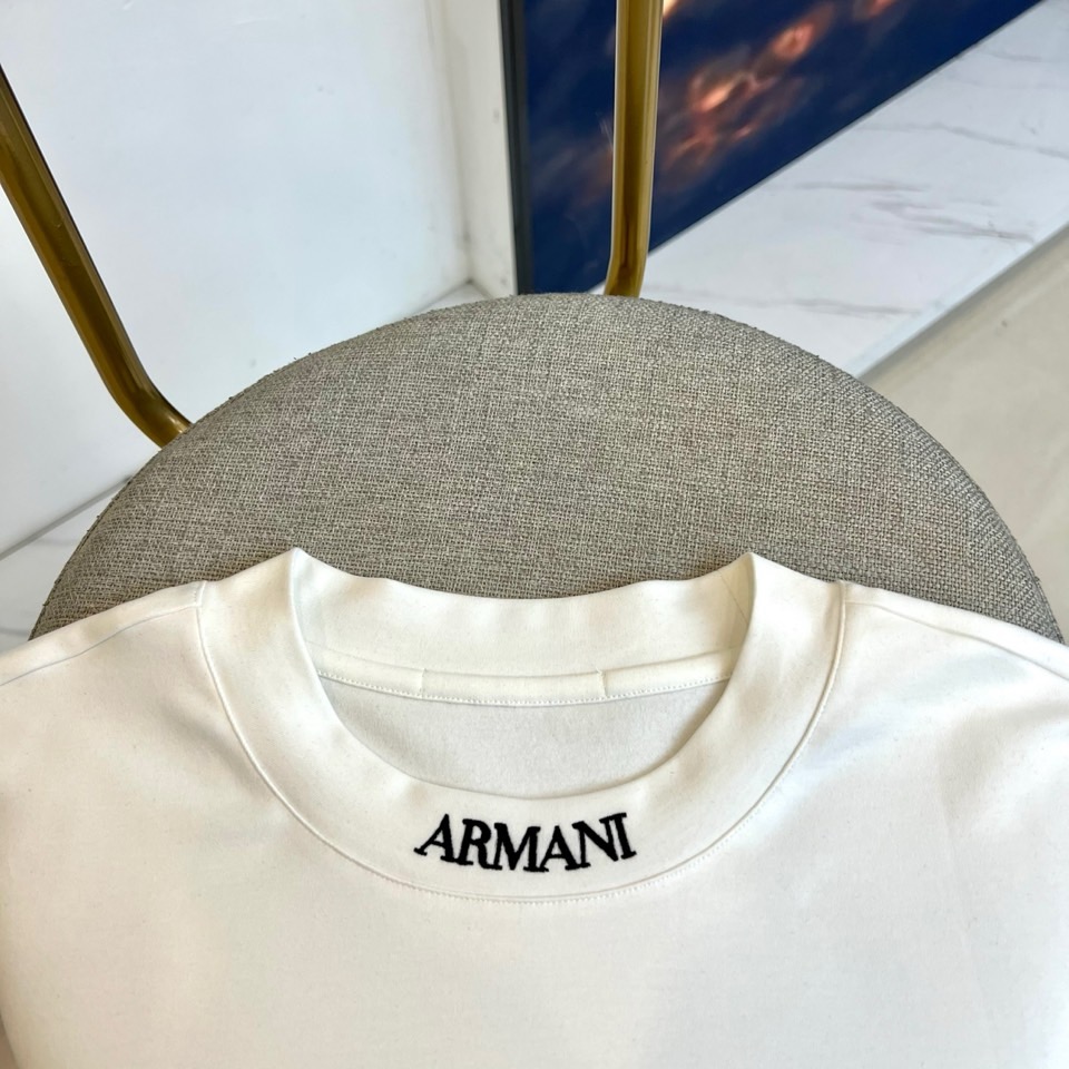 Arm阿玛尼、2025秋冬新品男士莫代尔长袖T恤，以经典黑白纯色演绎永恒简约的意式优雅。这款T恤采用47