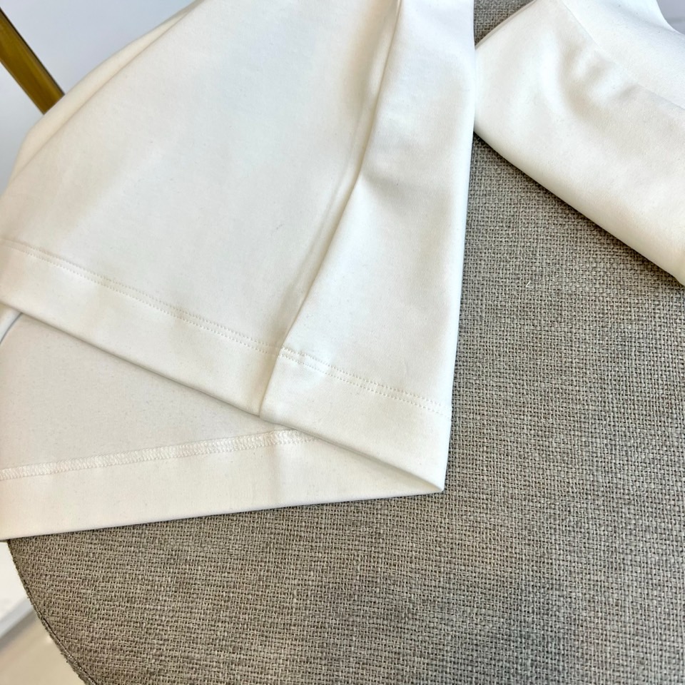 Arm阿玛尼、2025秋冬新品男士莫代尔长袖T恤，以经典黑白纯色演绎永恒简约的意式优雅。这款T恤采用47