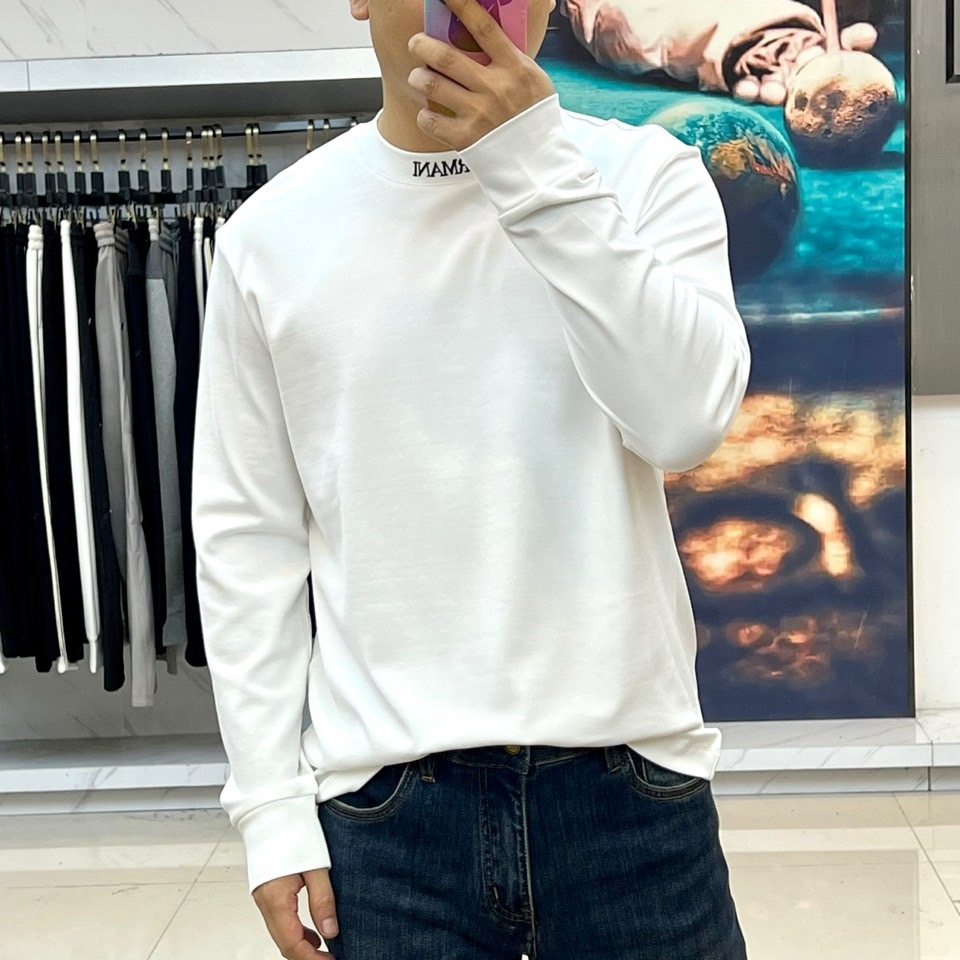 Arm阿玛尼、2025秋冬新品男士莫代尔长袖T恤，以经典黑白纯色演绎永恒简约的意式优雅。这款T恤采用47