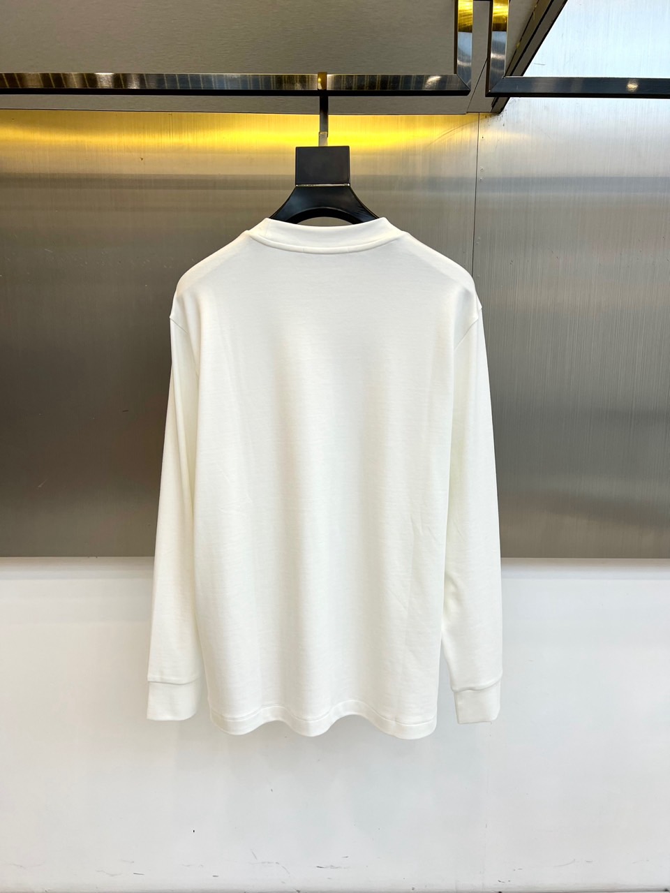 Arm阿玛尼、2025秋冬新品男士莫代尔长袖T恤，以经典黑白纯色演绎永恒简约的意式优雅。这款T恤采用47