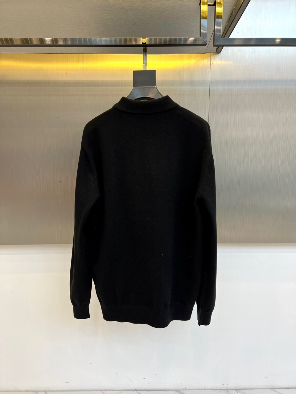 Dior 针织毛衫，以经典重塑日常优雅。米白色调散发着温润的高级感，其蕴含的70%羊毛材质，不仅赋予了面