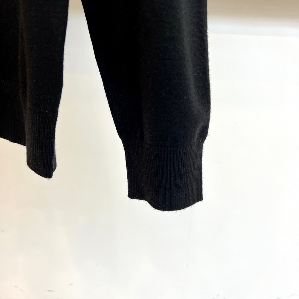 Dior 针织毛衫，以经典重塑日常优雅。米白色调散发着温润的高级感，其蕴含的70%羊毛材质，不仅赋予了面