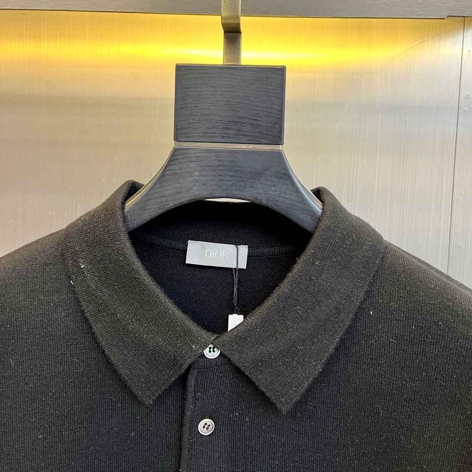 Dior 针织毛衫，以经典重塑日常优雅。米白色调散发着温润的高级感，其蕴含的70%羊毛材质，不仅赋予了面