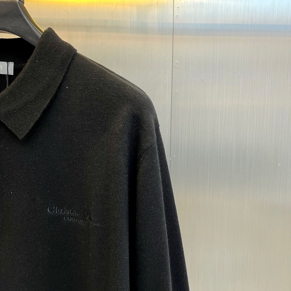 Dior 针织毛衫，以经典重塑日常优雅。米白色调散发着温润的高级感，其蕴含的70%羊毛材质，不仅赋予了面