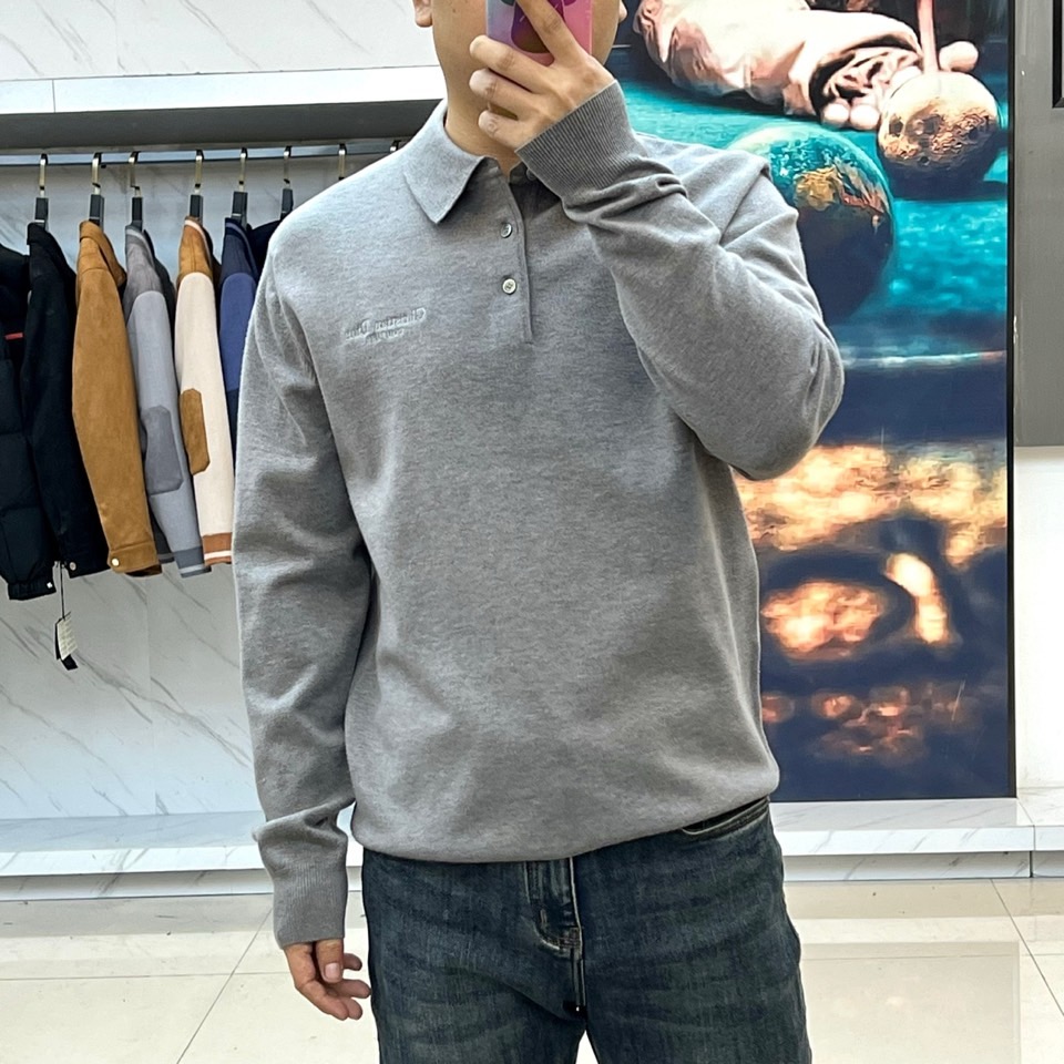 Dior 针织毛衫，以经典重塑日常优雅。米白色调散发着温润的高级感，其蕴含的70%羊毛材质，不仅赋予了面