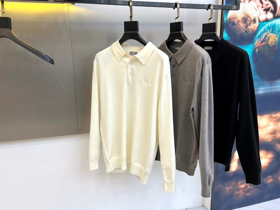 Dior 针织毛衫，以经典重塑日常优雅。米白色调散发着温润的高级感，其蕴含的70%羊毛材质，不仅赋予了面