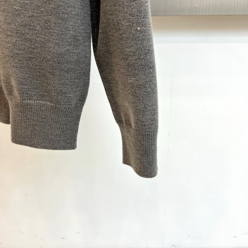 Dior 针织毛衫，以经典重塑日常优雅。米白色调散发着温润的高级感，其蕴含的70%羊毛材质，不仅赋予了面