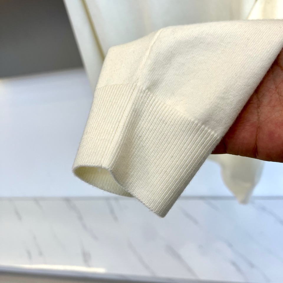 Dior 针织毛衫，以经典重塑日常优雅。米白色调散发着温润的高级感，其蕴含的70%羊毛材质，不仅赋予了面