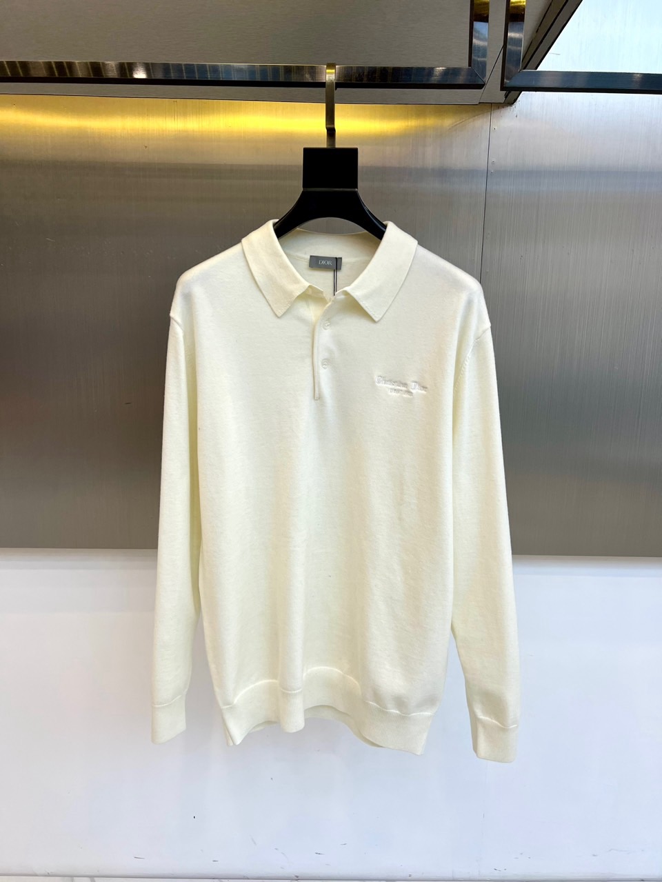 Dior 针织毛衫，以经典重塑日常优雅。米白色调散发着温润的高级感，其蕴含的70%羊毛材质，不仅赋予了面