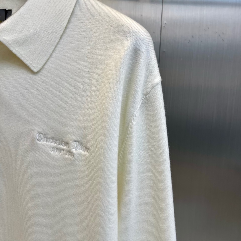 Dior 针织毛衫，以经典重塑日常优雅。米白色调散发着温润的高级感，其蕴含的70%羊毛材质，不仅赋予了面