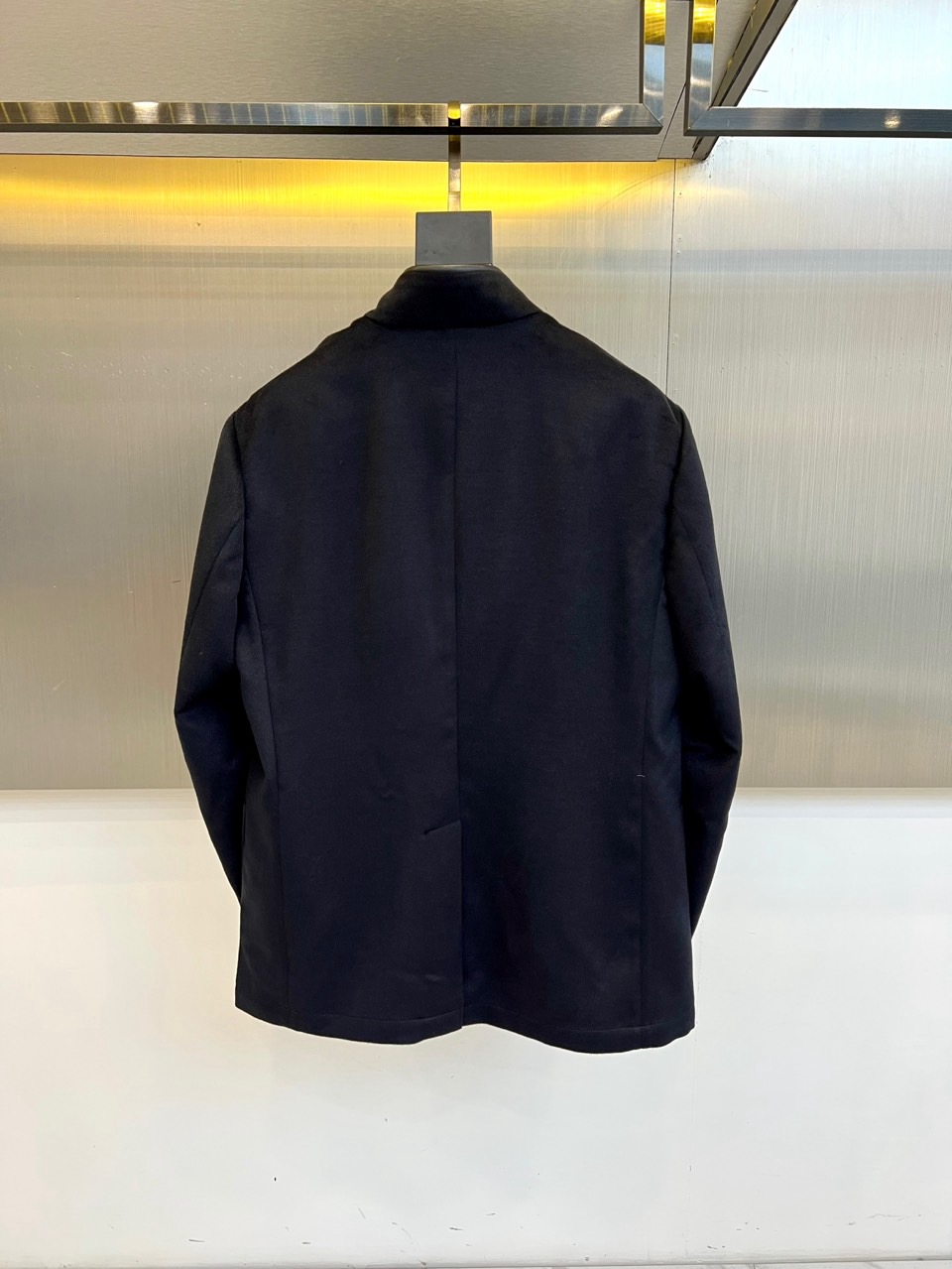 Loro Piana诺悠翩雅、2025秋冬新品男士羊毛西服，以隽永橄榄绿诠释经典衣橱的当代风范。40%羊