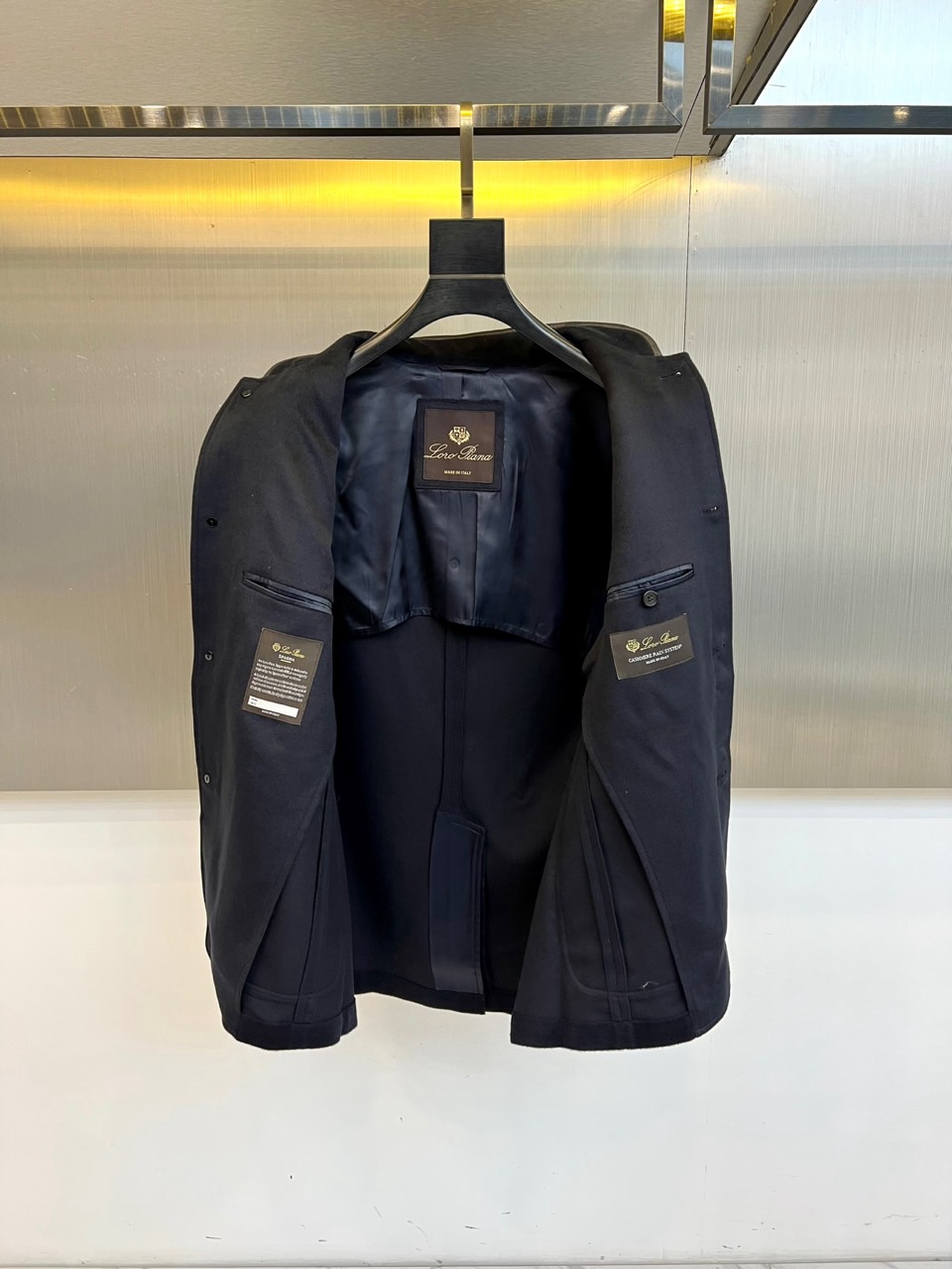 Loro Piana诺悠翩雅、2025秋冬新品男士羊毛西服，以隽永橄榄绿诠释经典衣橱的当代风范。40%羊