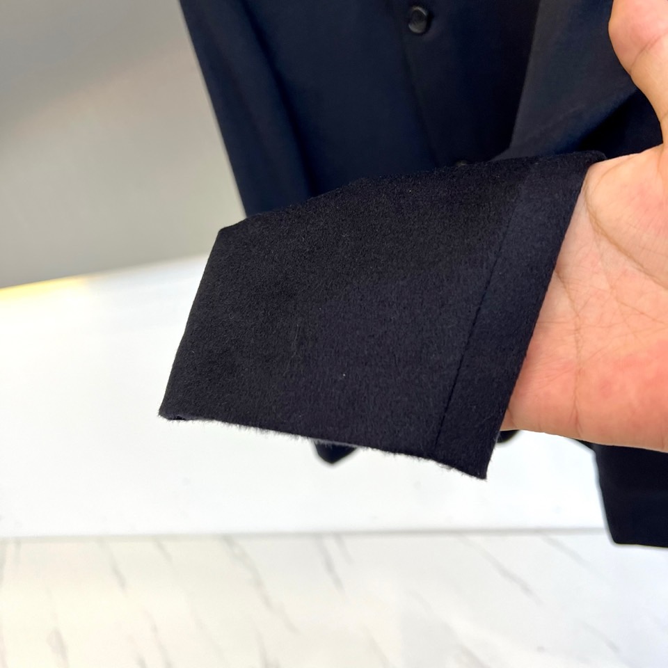 Loro Piana诺悠翩雅、2025秋冬新品男士羊毛西服，以隽永橄榄绿诠释经典衣橱的当代风范。40%羊