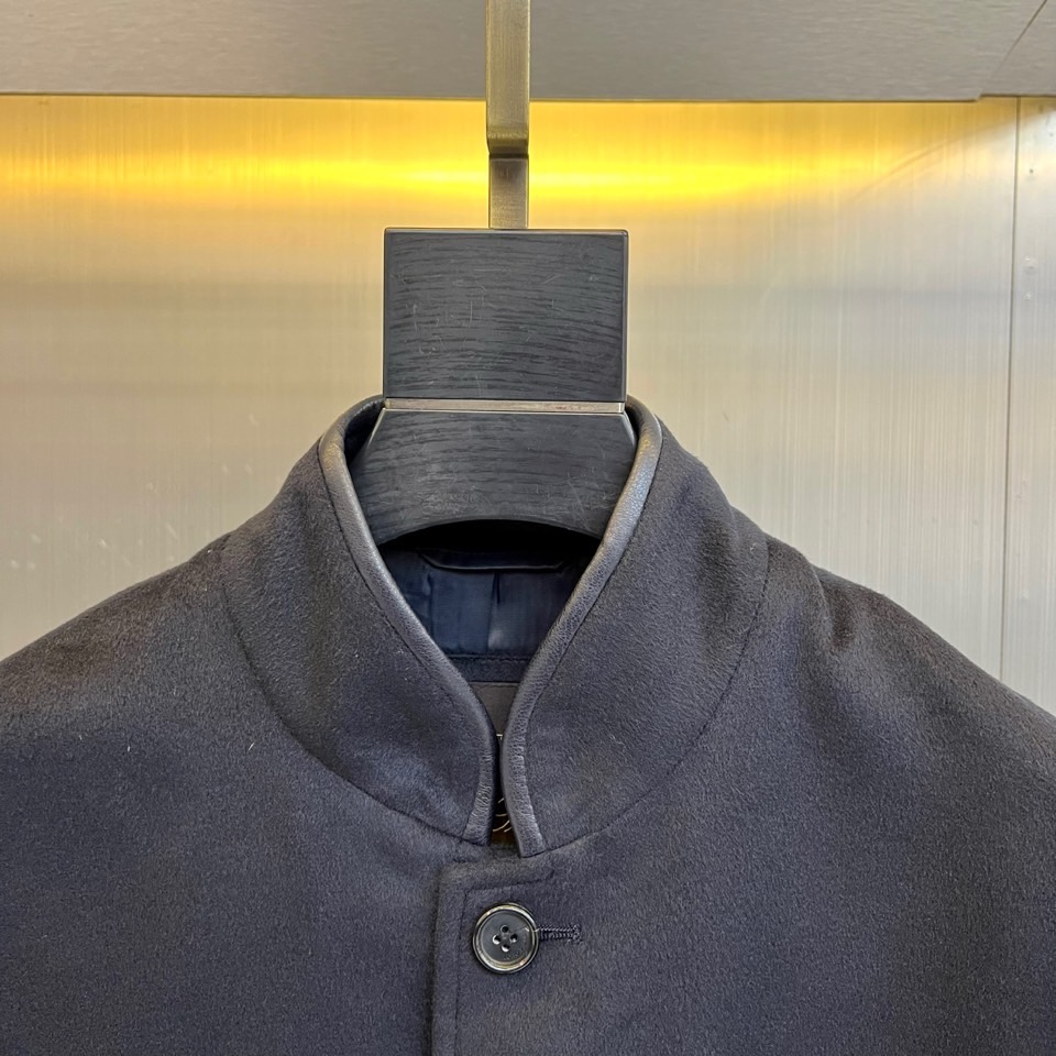 Loro Piana诺悠翩雅、2025秋冬新品男士羊毛西服，以隽永橄榄绿诠释经典衣橱的当代风范。40%羊