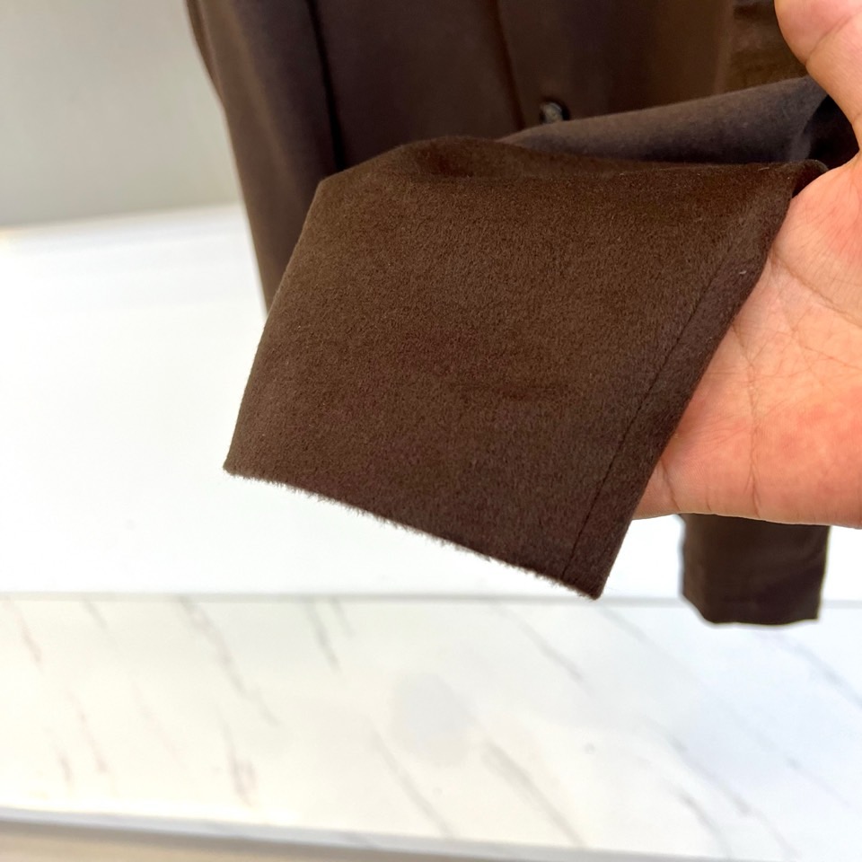 Loro Piana诺悠翩雅、2025秋冬新品男士羊毛西服，以隽永橄榄绿诠释经典衣橱的当代风范。40%羊