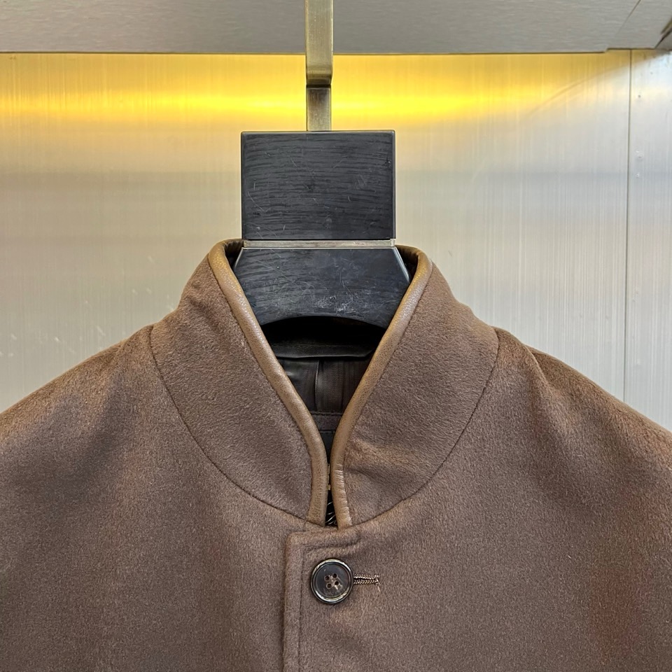 Loro Piana诺悠翩雅、2025秋冬新品男士羊毛西服，以隽永橄榄绿诠释经典衣橱的当代风范。40%羊