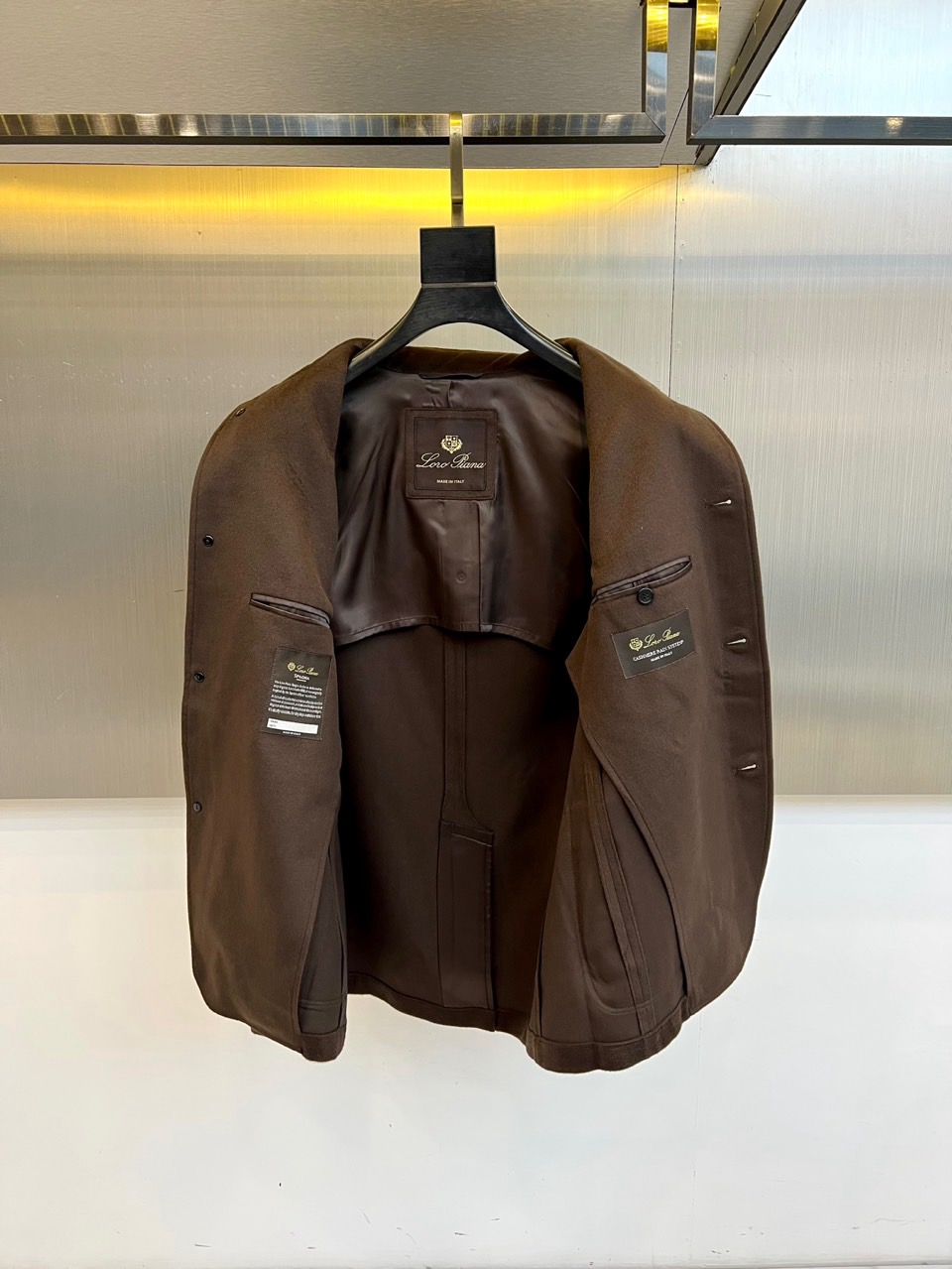 Loro Piana诺悠翩雅、2025秋冬新品男士羊毛西服，以隽永橄榄绿诠释经典衣橱的当代风范。40%羊