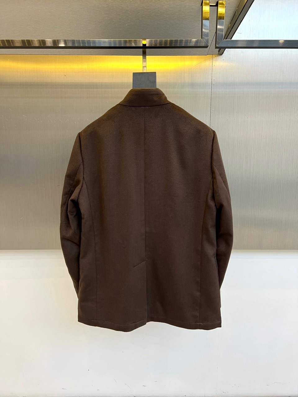 Loro Piana诺悠翩雅、2025秋冬新品男士羊毛西服，以隽永橄榄绿诠释经典衣橱的当代风范。40%羊