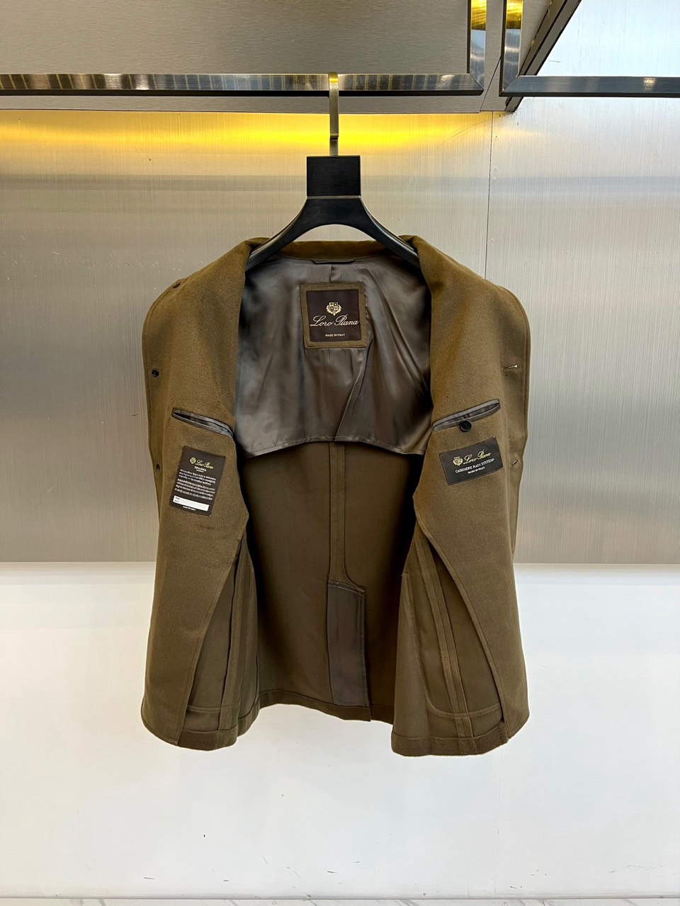 Loro Piana诺悠翩雅、2025秋冬新品男士羊毛西服，以隽永橄榄绿诠释经典衣橱的当代风范。40%羊