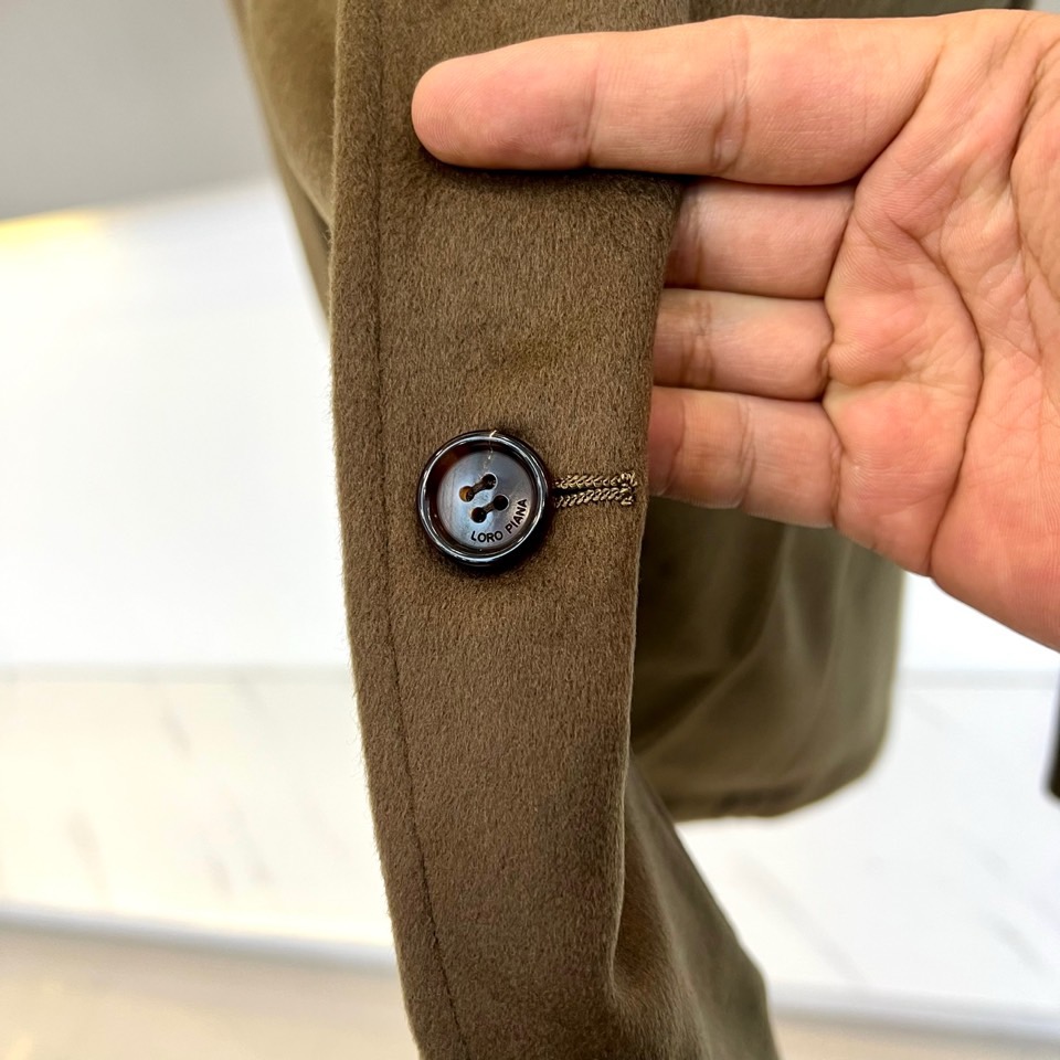 Loro Piana诺悠翩雅、2025秋冬新品男士羊毛西服，以隽永橄榄绿诠释经典衣橱的当代风范。40%羊