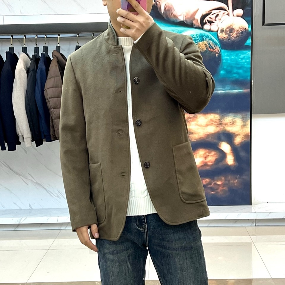 Loro Piana诺悠翩雅、2025秋冬新品男士羊毛西服，以隽永橄榄绿诠释经典衣橱的当代风范。40%羊