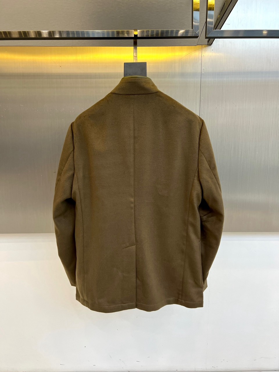 Loro Piana诺悠翩雅、2025秋冬新品男士羊毛西服，以隽永橄榄绿诠释经典衣橱的当代风范。40%羊