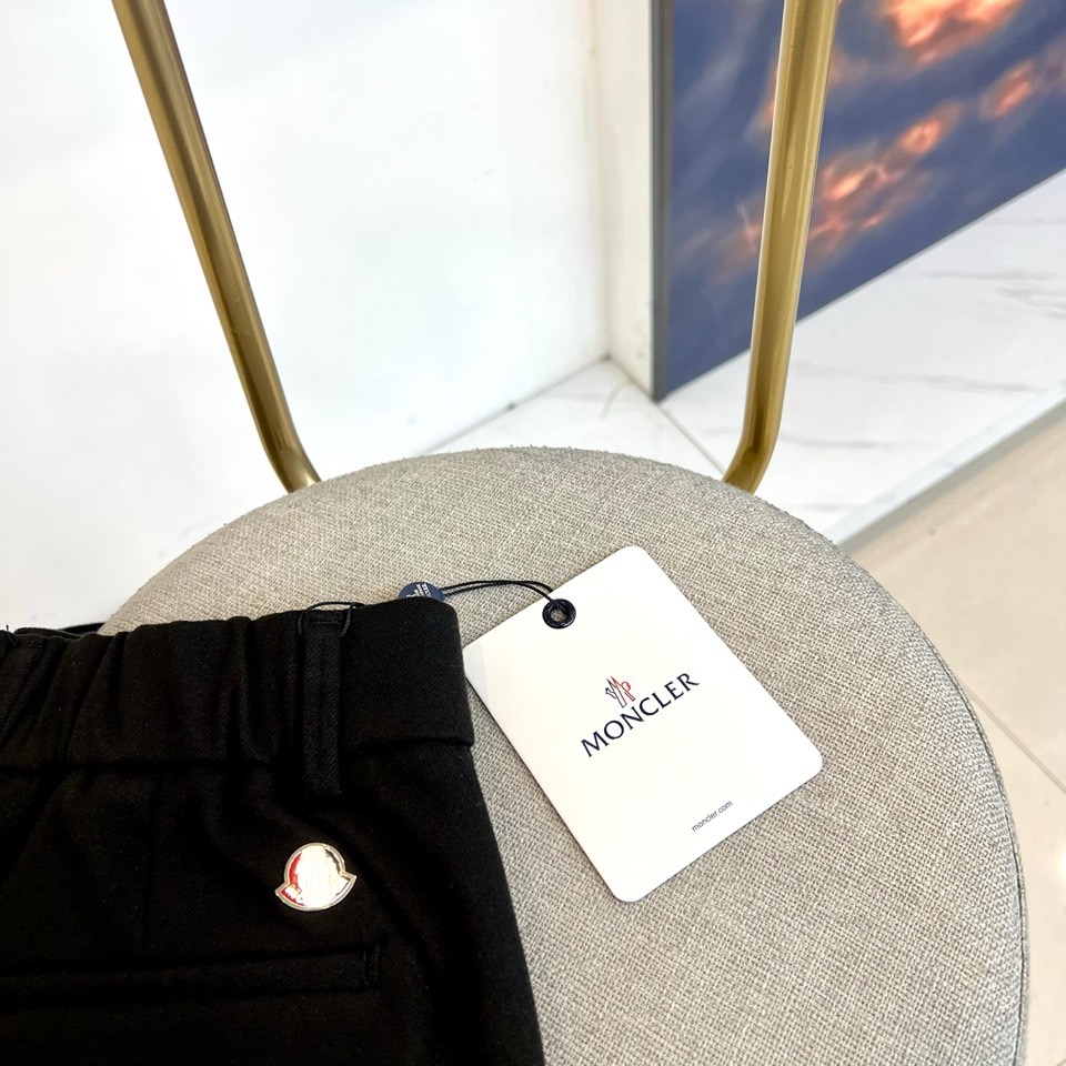 Mon蒙口、2025秋冬新品男士休闲裤，以经典卡其色诠释简约实用主义。款式采用利落的直筒剪裁，流畅线条完