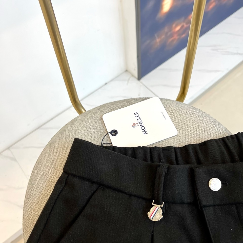 Mon蒙口、2025秋冬新品男士休闲裤，以经典卡其色诠释简约实用主义。款式采用利落的直筒剪裁，流畅线条完