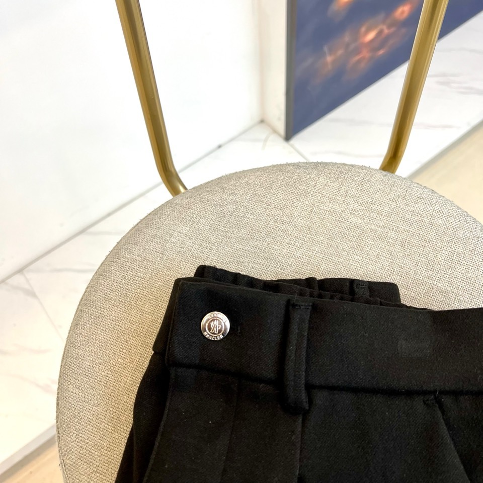 Mon蒙口、2025秋冬新品男士休闲裤，以经典卡其色诠释简约实用主义。款式采用利落的直筒剪裁，流畅线条完