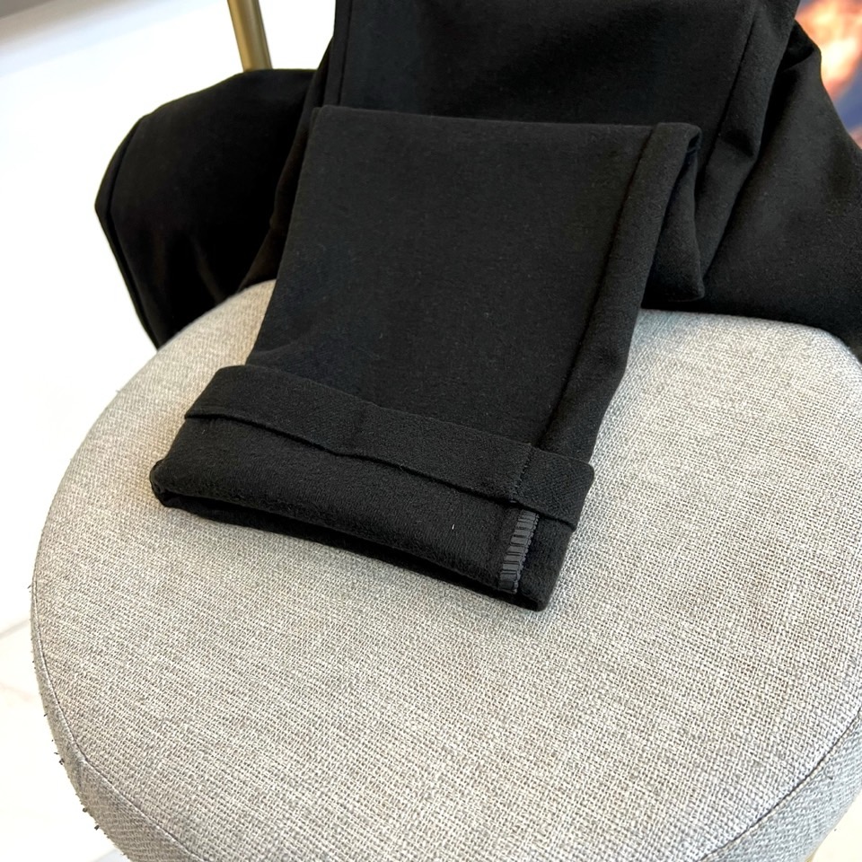 Mon蒙口、2025秋冬新品男士休闲裤，以经典卡其色诠释简约实用主义。款式采用利落的直筒剪裁，流畅线条完