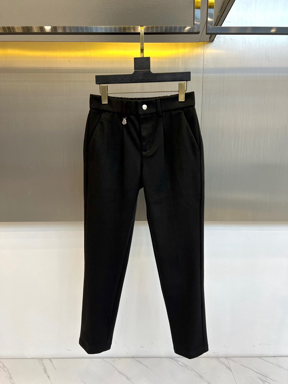 Mon蒙口、2025秋冬新品男士休闲裤，以经典卡其色诠释简约实用主义。款式采用利落的直筒剪裁，流畅线条完