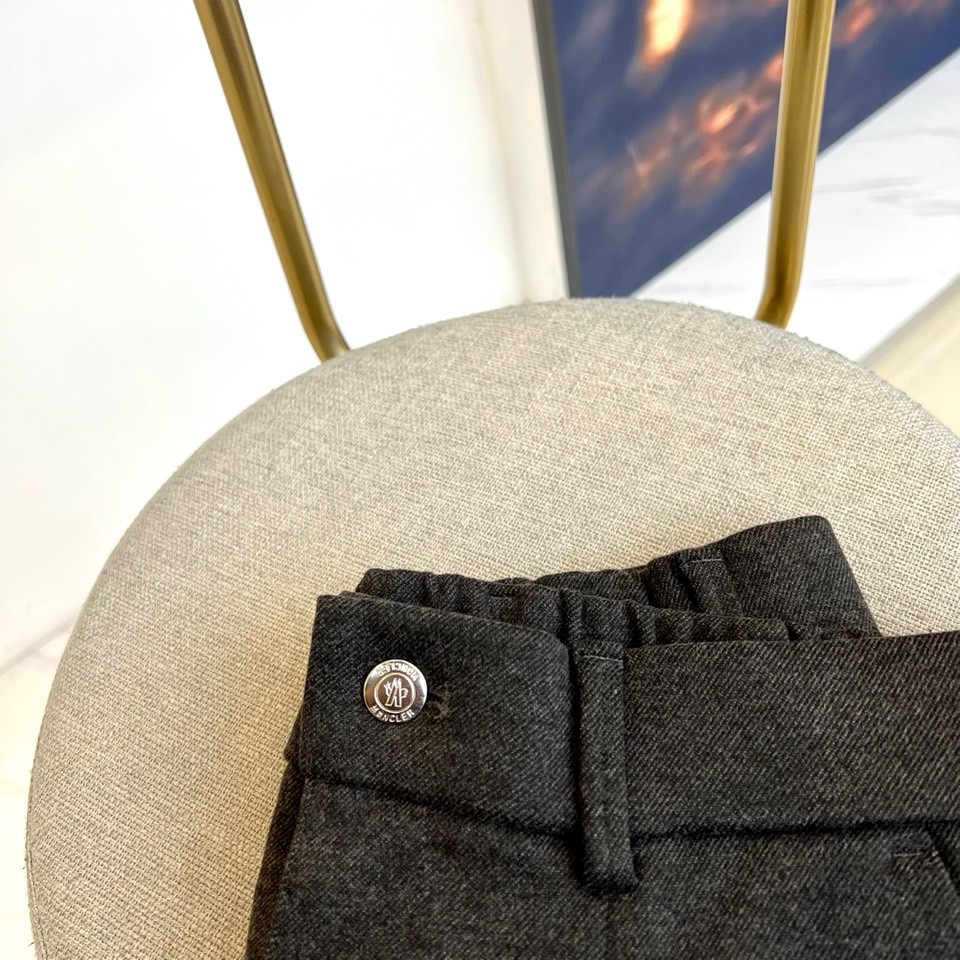 Mon蒙口、2025秋冬新品男士休闲裤，以经典卡其色诠释简约实用主义。款式采用利落的直筒剪裁，流畅线条完